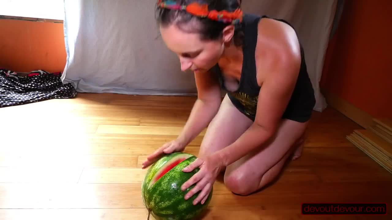 Devoutdevour - Solo Pussy-loving MILF Licks, Fists, Squirts on Watermelon; Eats Squir - ePornhubs