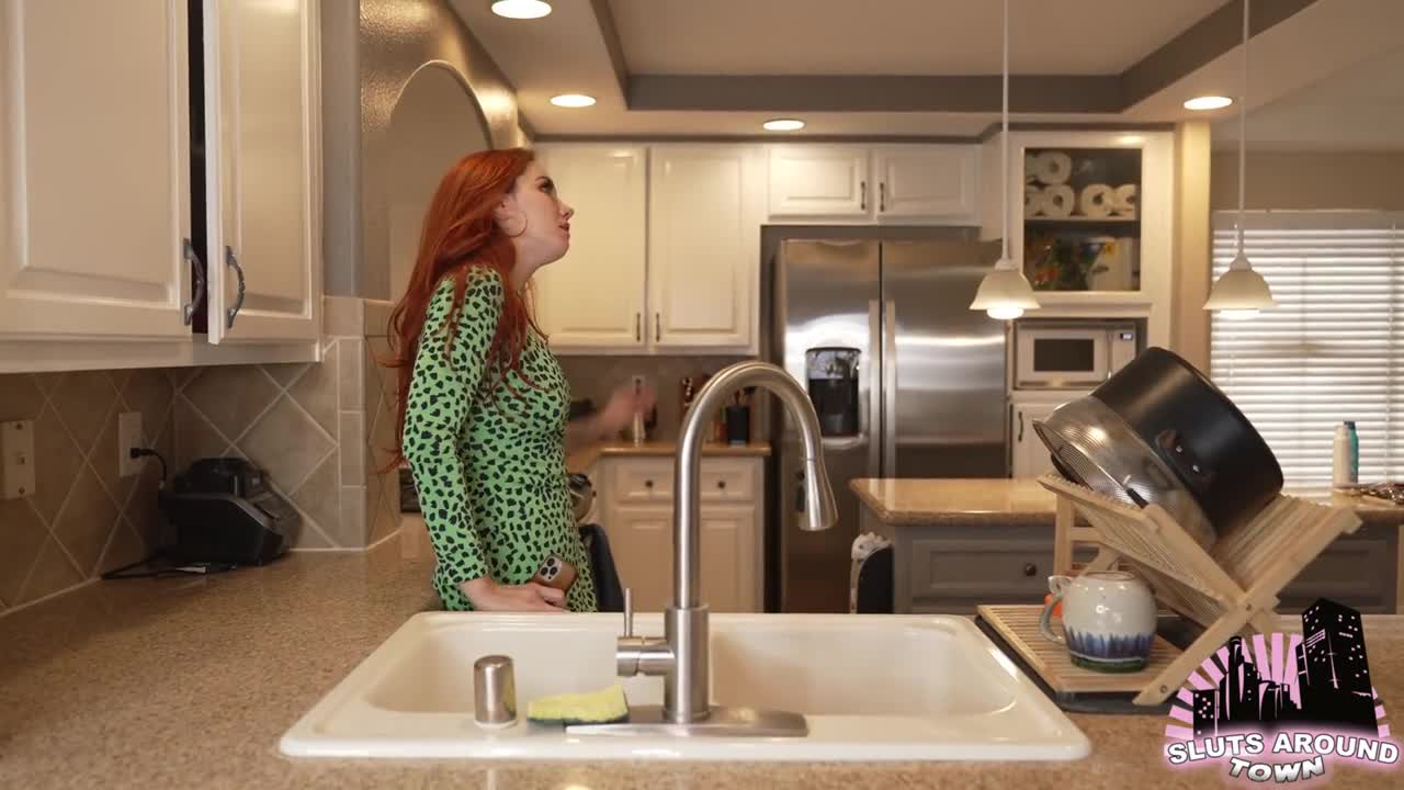 Jupiter Jetson - Bored housewife calls a plumber for some entertainment - E58 - ePornhubs