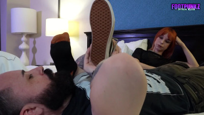 Little Redhead Ditria Gives Her First Foot Smelling Handjob - Footpunkz