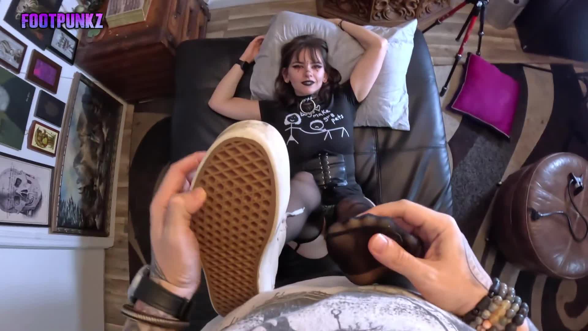 Little Emo Girl First Time Amateur Foot Gagging & FJ – Footpunkz - ePornhubs