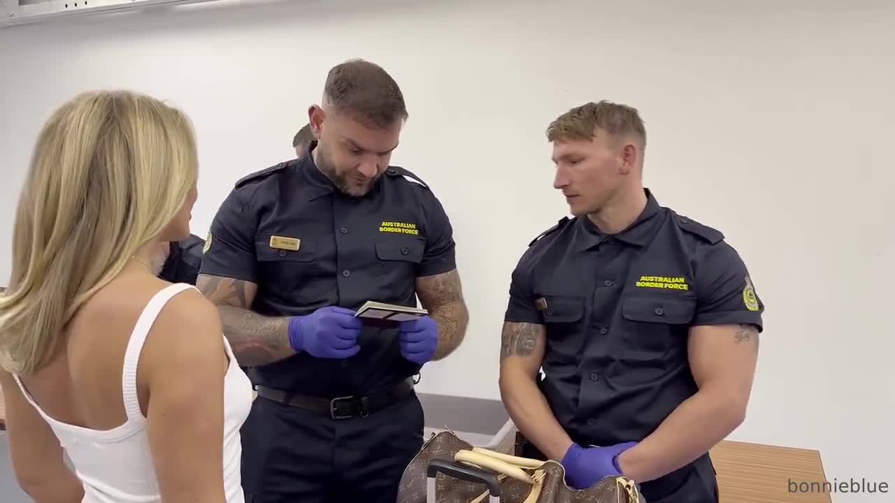 Con los de seguridad del aeropuerto - ePornhubs