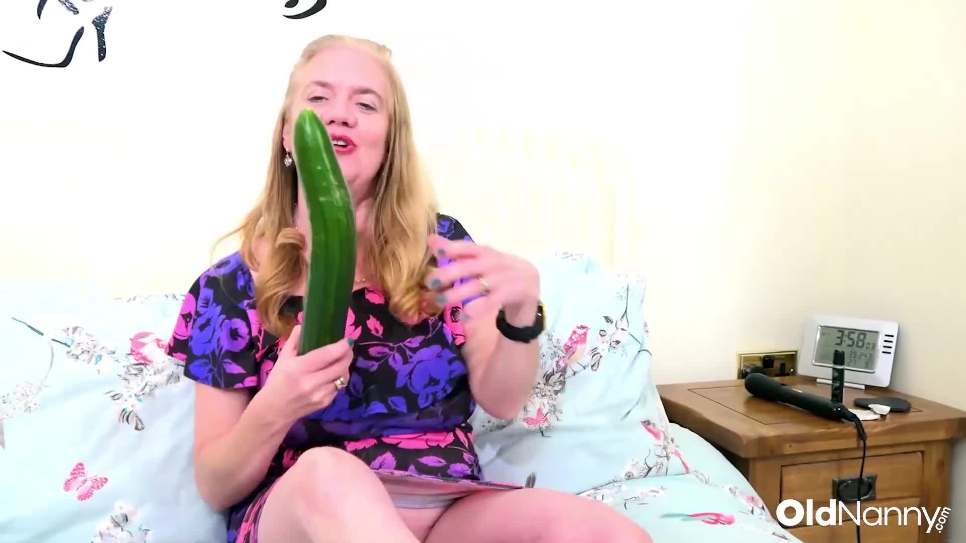 Curvy British MILF Lily May In Wet Solo Toy Play With Cucumber - ePornhubs