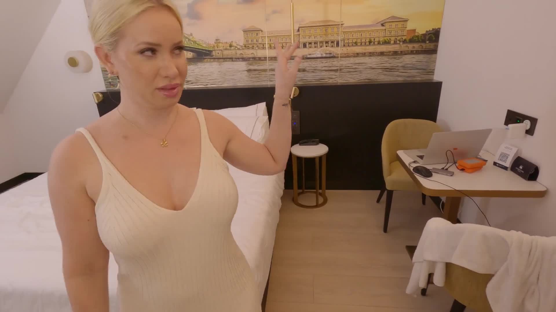 Tommy Wood - Big Boobs Curvy Blonde Pornstar Complains about Noisy Neighbor in Hotel - ePornhubs