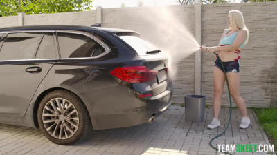 Vera Jarw - A Very Curvy Car Wash