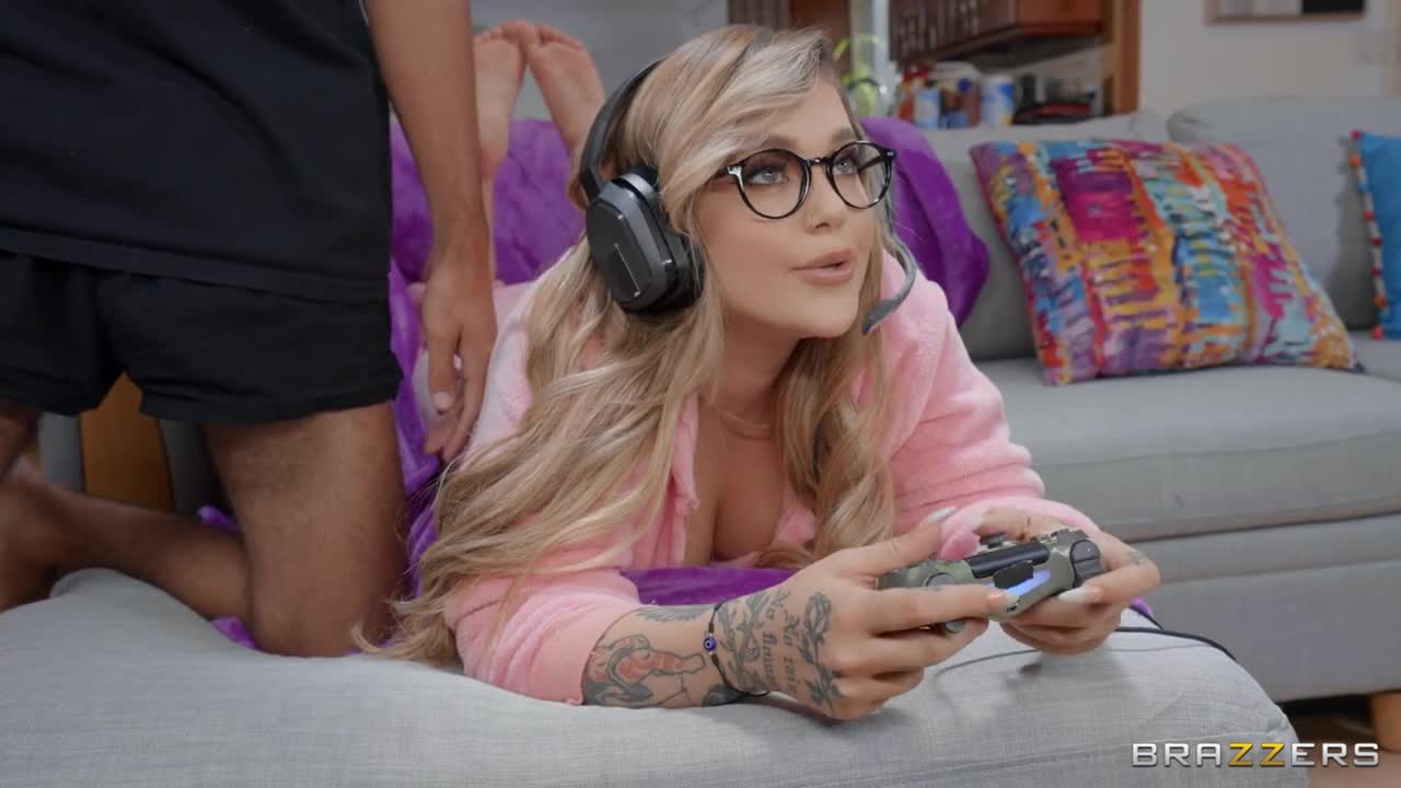 Kali Roses - Cheating Gamer Distracted By Huge Cock - ePornhubs