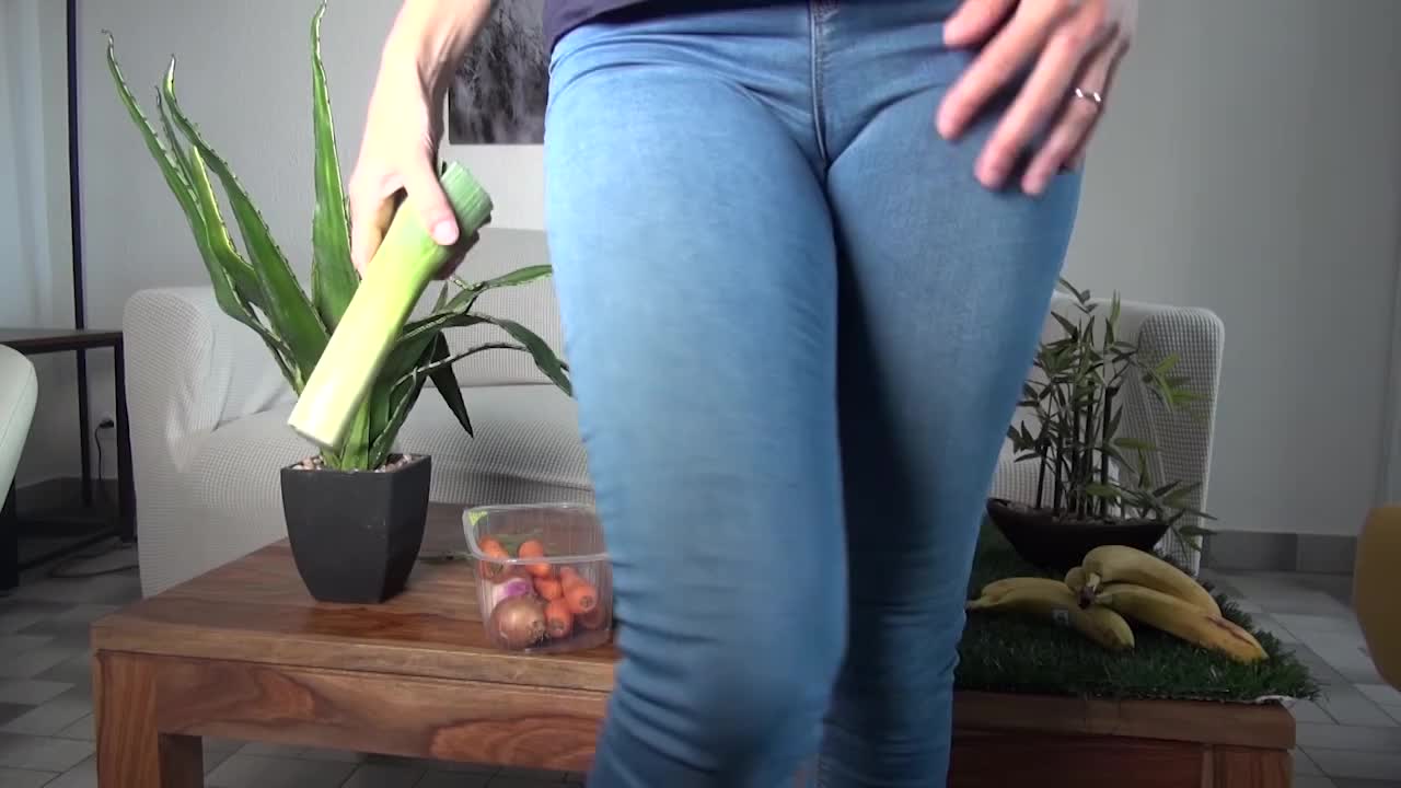 Adeline Lafouine - Playing With Fruits And Squirting - ePornhubs